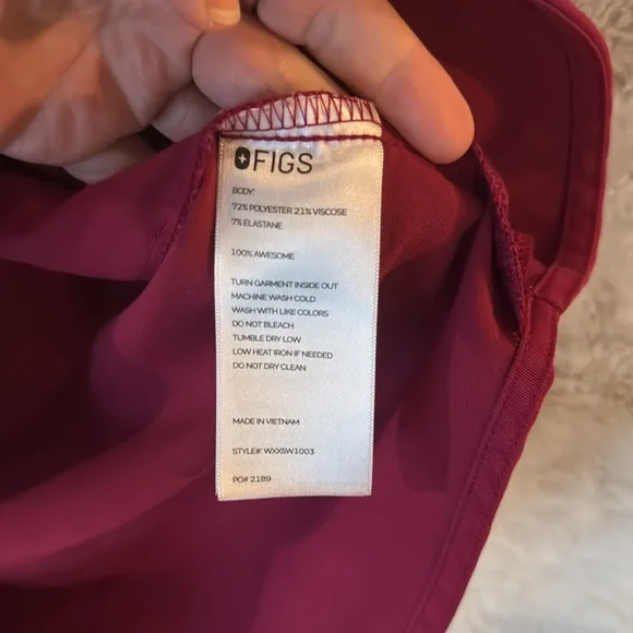 Figs Rafaela scrub top in Raspberry - Picture 4 of 5